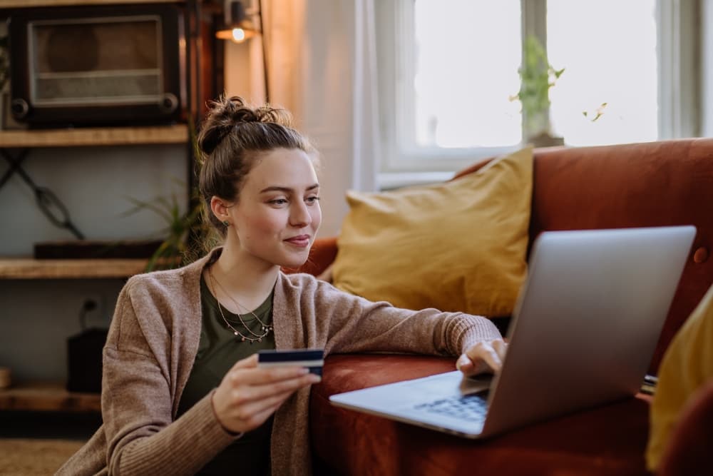 Online-Shopping-Situation als Symbol für eine nicht erfolgte Erstattung